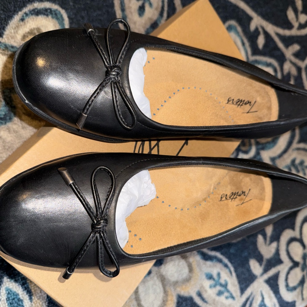 Brand New Trotters Dellis Women's Black Ballet Flats Slip on Shoes size 8 - Picture 3 of 4